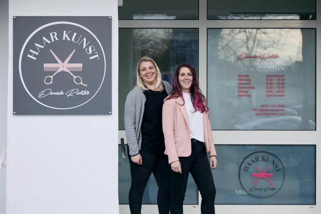 Daniela und Romana vor dem Salon Haarkunst